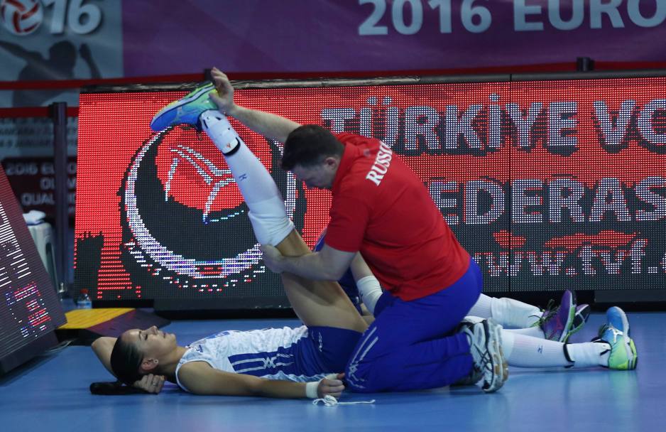 Stretching in campo per Nataliya Obmochaeva (Russia) al torneo di volley preolimpico di Ankara (Afp)